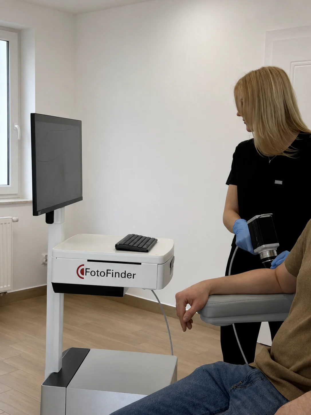 Dermatolog De Cute bada znamię wideodermatoskopem FotoFinder.